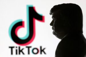 Trump’tan bir serzeniş: ‘TIKTOK’U KURTARIN!’