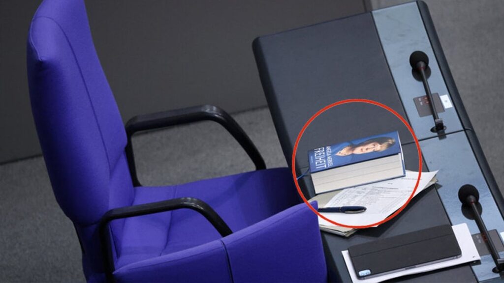 Türkleri de ilgilendiren yasa engellendi: Merkel’in Kitabı yetti