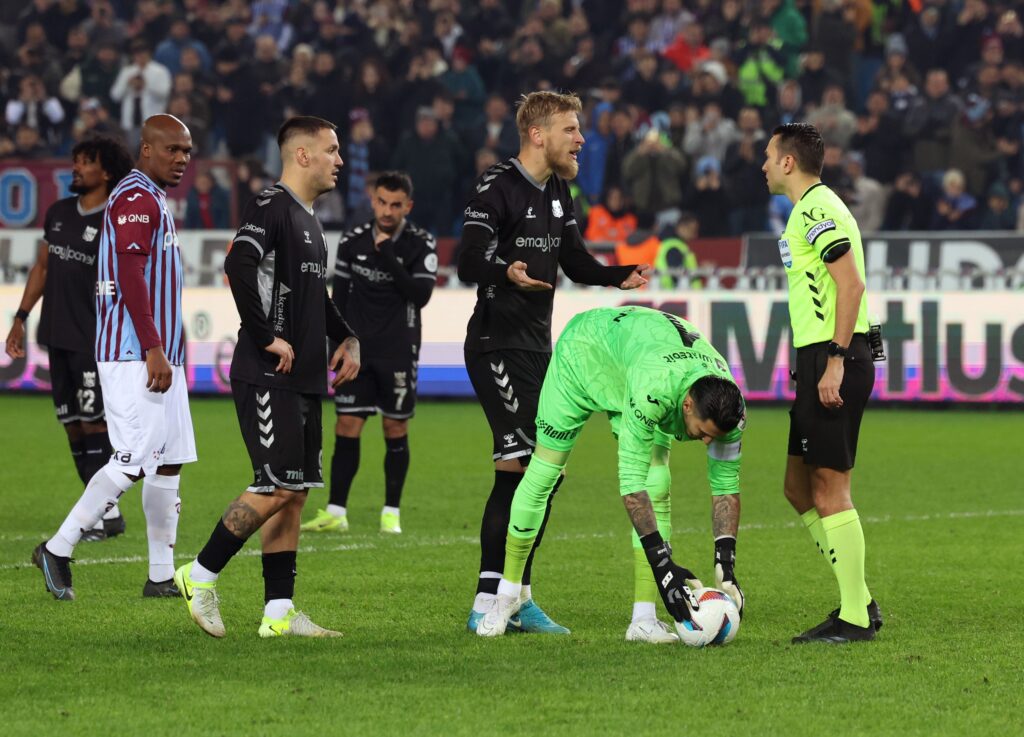 Uğurcan penaltıyı kullanmak istedi! Şenol Güneş izin vermedi