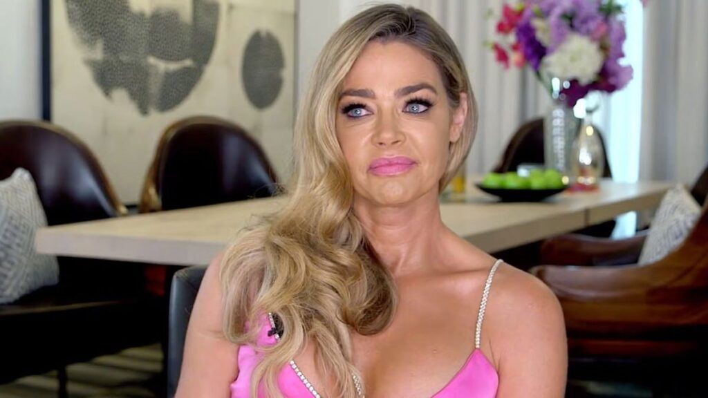 Ünlü oyuncunun yarışmada silikonları patladı!