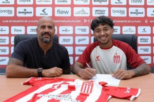 Yeni takımına imzayı attı 2 saat sonra fileleri sarstı