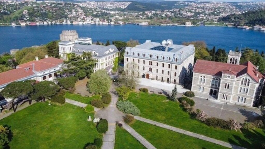 Boğaziçi Üniversitesi rektörlüğü şimdi de öğrenci kulüplerini yasakladı!