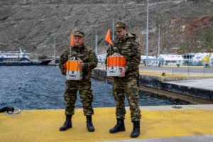 Depremlerin sarstığı Santorini’de, acil tahliye limanı kuruluyor