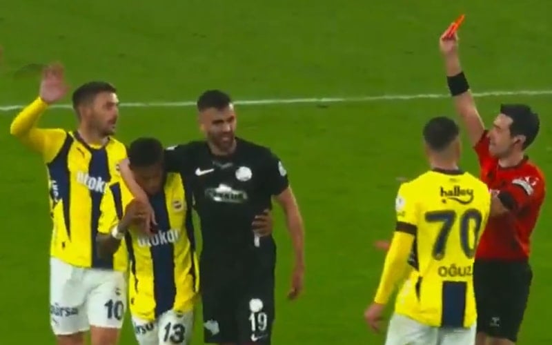 Fenerbahçe maçında Ghezzal oyundan çıkarken atıldı!