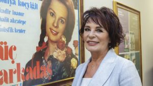 Hülya Koçyiğit ölümden döndü! AVM’de yere düşüp kafasını çarptı…