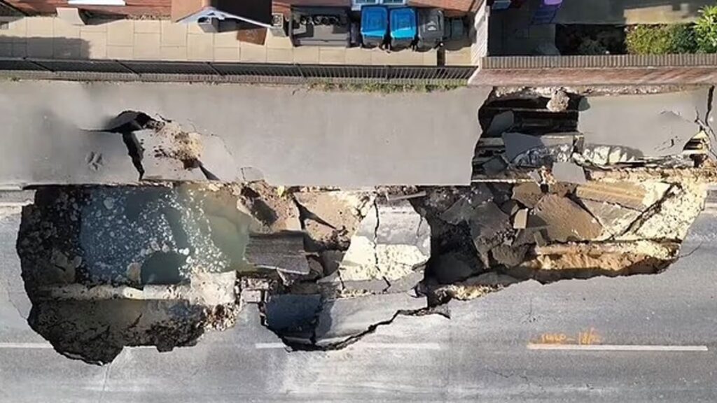 İki dev obruk adeta mahalleyi yuttu: Birçok ev tahliye edildi