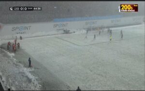 İstanbul Ümraniye’deki kar yağışı maçı durdurdu!