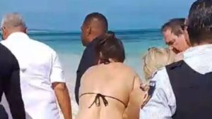 Köpekbalığını sevmek isterken hayatı karardı: İki elinden de oldu