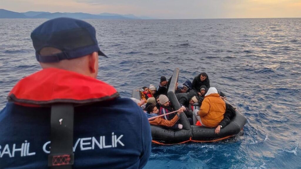 Muğla’nın ıssız koyunda kaderine terk edilen çocuklarında bulunduğu göçmenler kurtarıldı