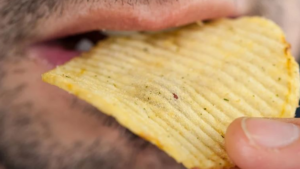 Popüler cips markası raflardan tek tek toplatılıyor: ‘Yemeyin’ uyarısı yapıldı