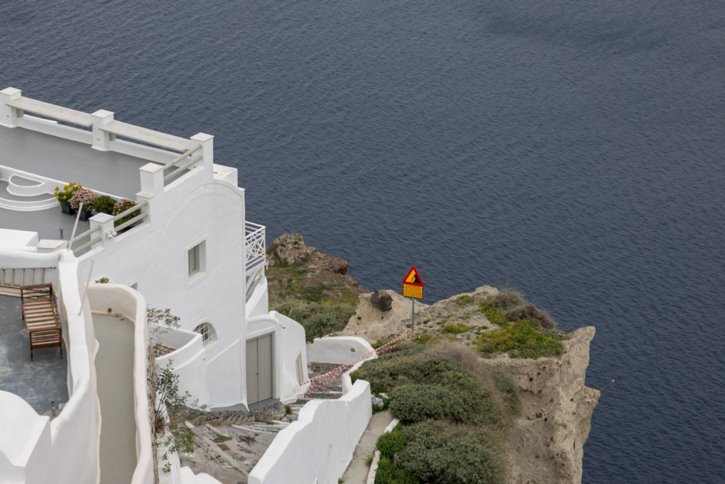 Sarsıntıların bitmediği Santorini’de yeni önlemler alındı