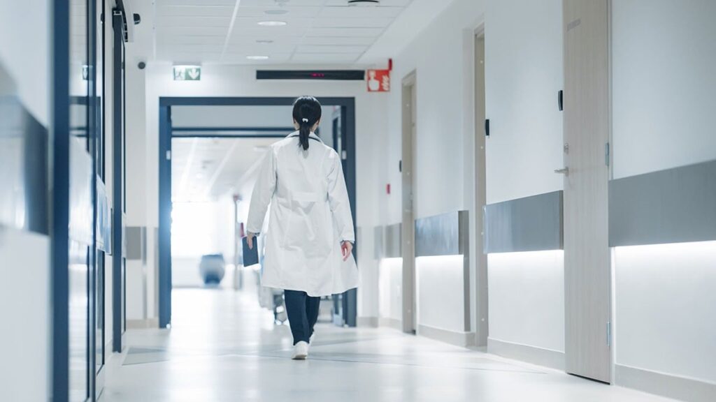 Virüs yangın gibi yayıldı; hastane servisleri tek tek kapatıldı