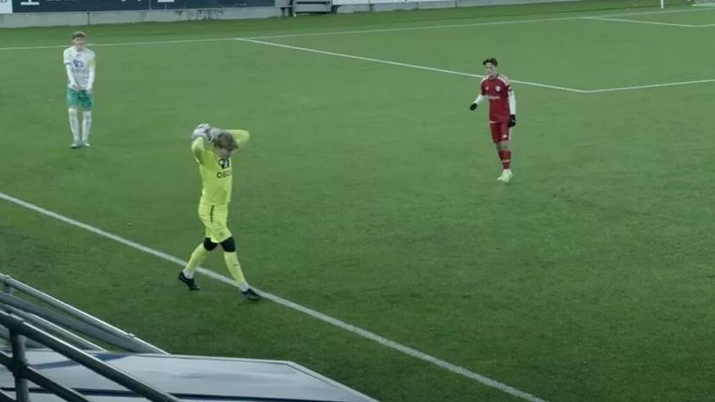 Yapay hoca yönetince kaleci taçları kullandı, 9 forvetle oynadılar: Skor felaket oldu