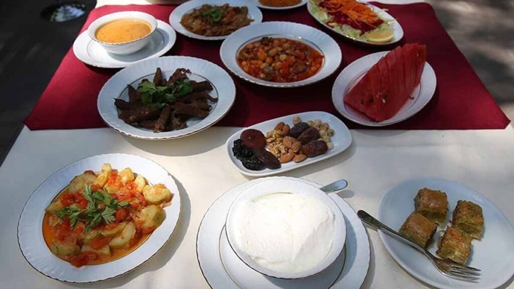 1 Mart iftar saati: İstanbul, Ankara, İzmir ve diğer illerde iftar saat kaçta? Oruç saatleri 2025