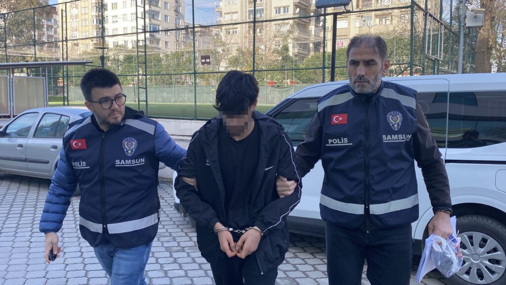 19 yaşındaki genç kızı parkta darbetti!