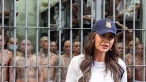 ABD İç Güvenlik Bakanı Noem, mahkumların önünde poz verdi: ‘Sonunuz bu olur’