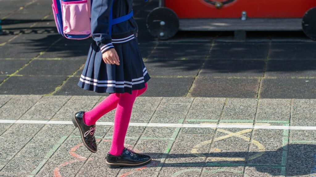 Ablasının annesi olduğunu okulda oynarken öğrendi