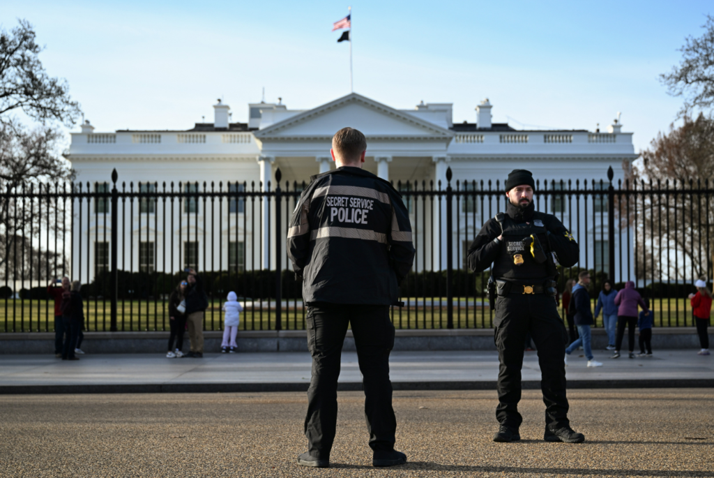 Beyaz Saray’ın önünde sıcak anlar: Bir kişi vuruldu