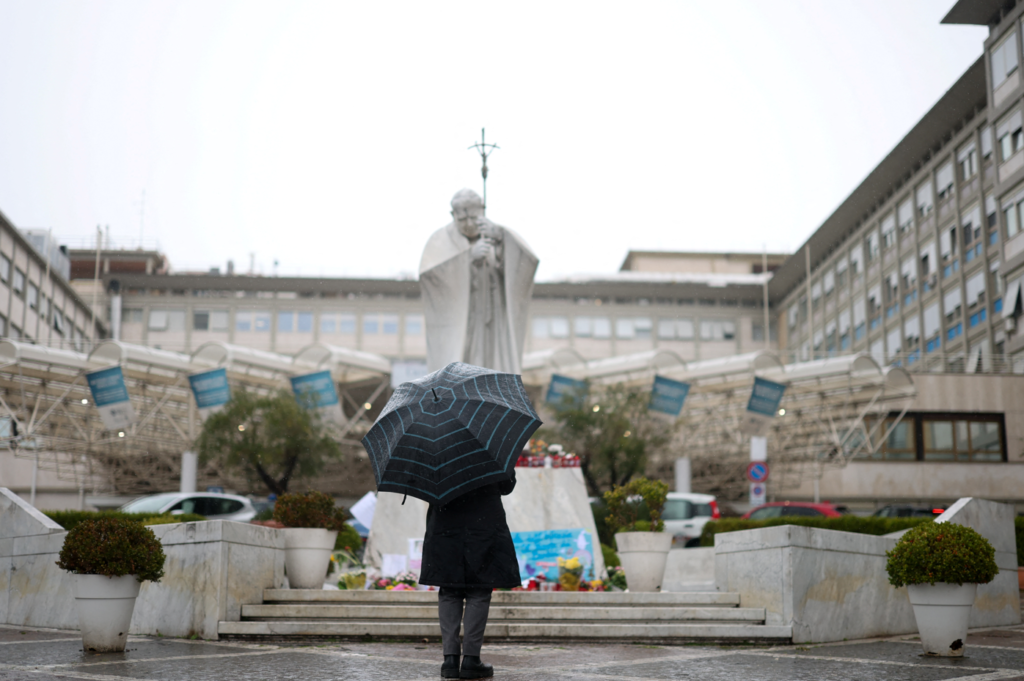 Bronkospazm geçiren Papa, solunum cihazına bağlandı