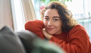 Bu sıra dışı ev eşyasını kullanarak her sabah yüzünüzün şişkinliğini giderin!