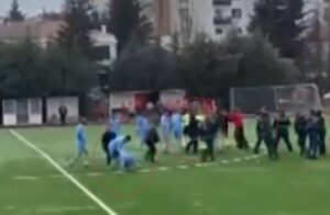 Elazığ’da amatör maçta hakemlere tekme tokatlı saldırı