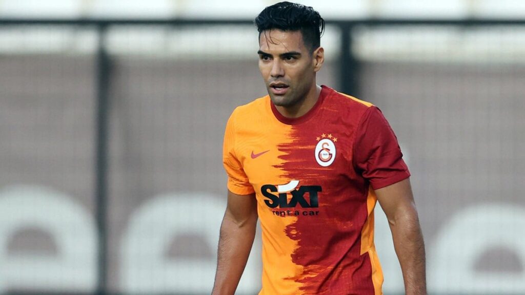 Falcao futbola veda etti