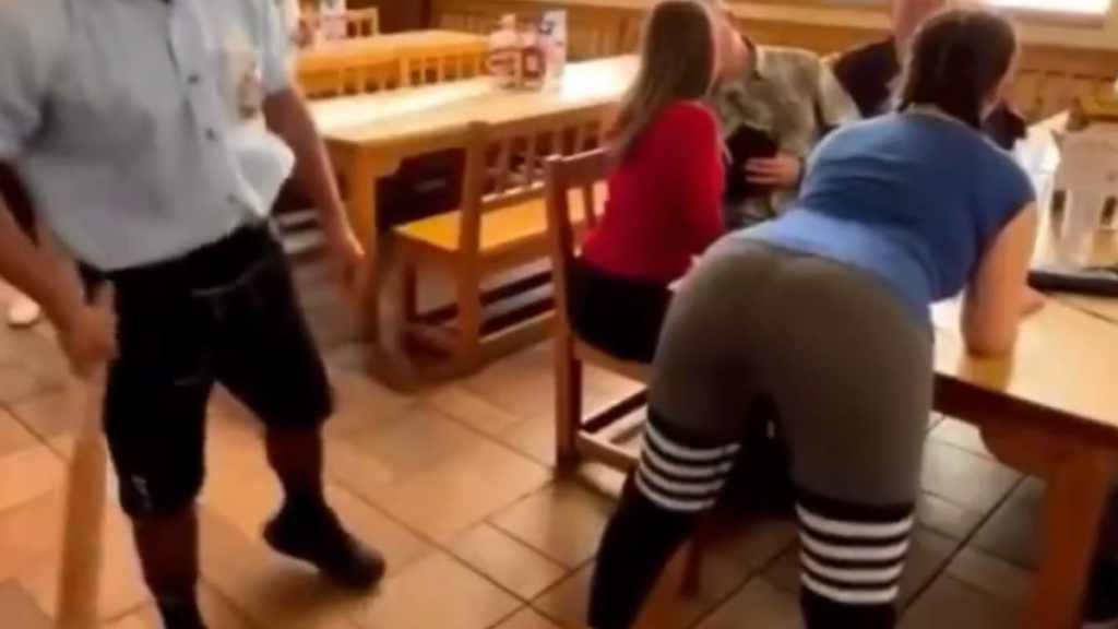 Garsonlar yemeğini bitirmeyen müşteriyi sopayla dövüyor