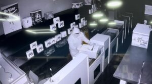 Yeni açılan iş yerinden 250 bin liralık oyun konsolunu çaldılar