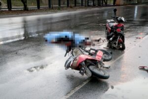 2 elektrikli bisiklet otomobille çarpıştı; 1 kişi hayatını kaybetti