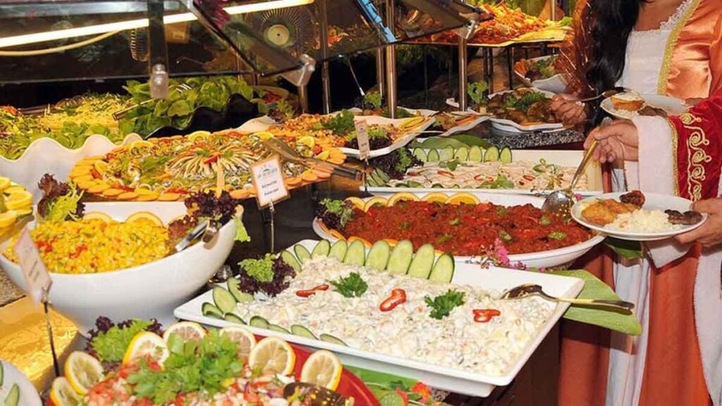 Açık büfede yenmemesi gereken yiyecekler açıklandı