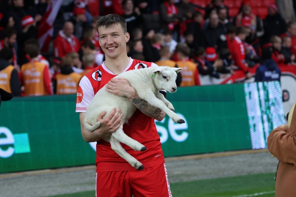 Bu tarihi an için tam 22 yıl beklediler… Kuzu hediye ettiler!