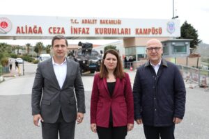 CHP’li 2 milletvekili trafik kazası geçirdi, araç hurdaya döndü!