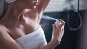 Deodorantı bir de böyle sıkın: Yıllardır yanlış biliniyormuş, ter kokusu böyle yok oluyormuş