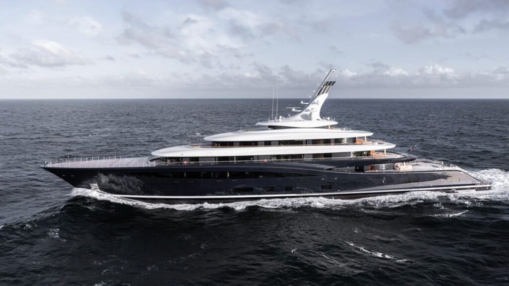 Dünyaca ünlü milyarder lüks yatını satılığa çıkardı: Fiyatı dudak uçuklattı