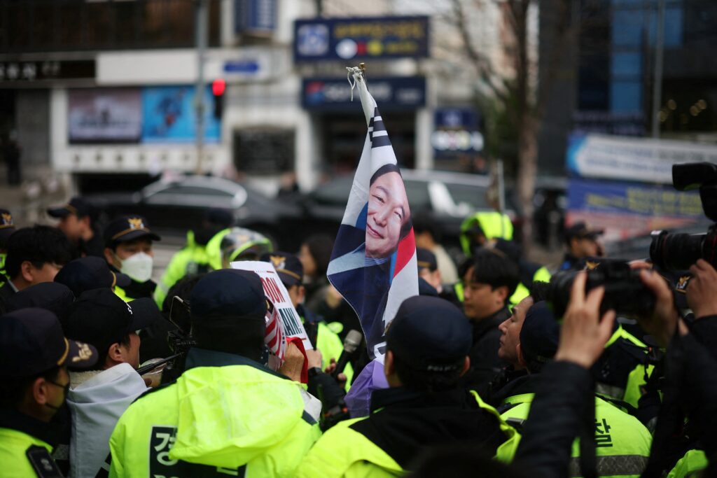 Güney Kore’nin darbeci başkanı, ‘barışçıl bir mesaj için’ sıkıyönetim ilan ettiğini söyledi