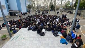 Liselerin kalbine hançer