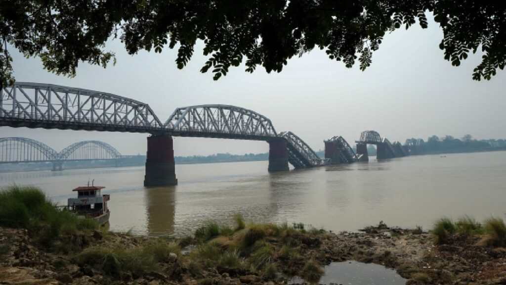 Myamar’da ölü sayısı 3 bine yaklaştı: Ordu Kızılhaç aracına ateş açtı