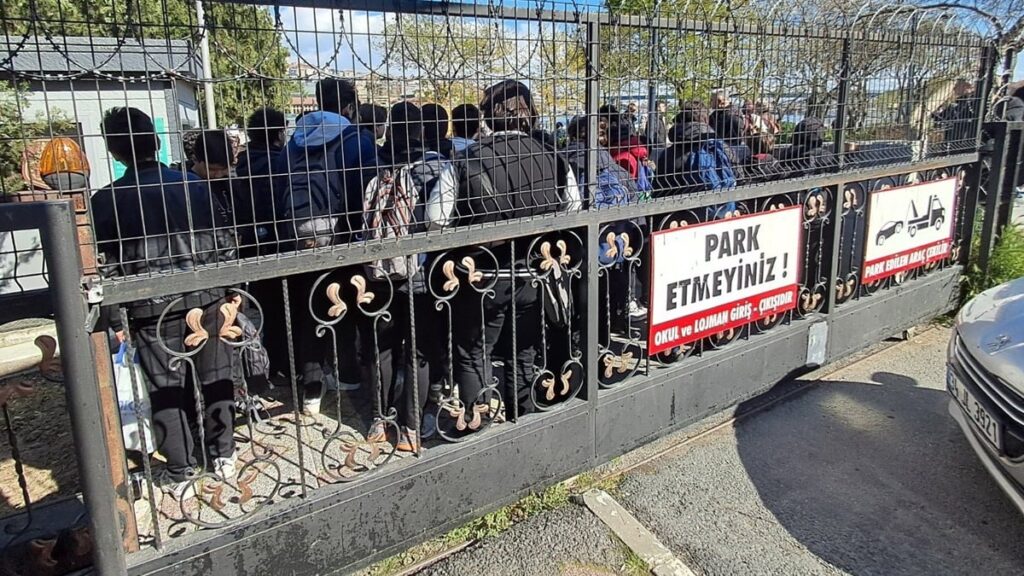 Öğrencilerin eylemine destek veren öğretmen  görevden uzaklaştırıldı