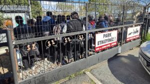 Öğrencilerin eylemine destek veren öğretmen  görevden uzaklaştırıldı