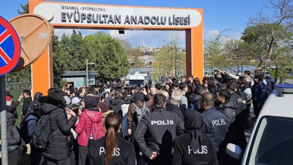 Okul müdürü eylem yapılmasın diye beş gün tatil ilan etti