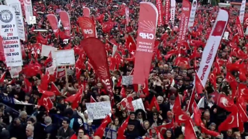 Son Dakika… CHP’nin ‘Millet İradesine Sahip Çıkıyor’ mitingi İstiklal Marşı ile başladı