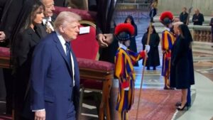 Trump’ın iki hareketi Papa’nın cenazesine damga vurdu