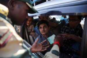 Yaklaşan savaşın gölgesinde, Hindistan Keşmir’i turistlere kapattı