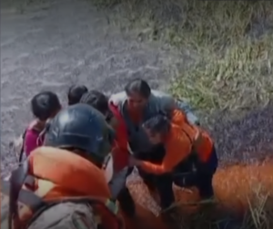 Uçak kazasından sağ çıktılar, timsahlarla dolu bataklığa düştüler: Canlı canlı yenmekten zor kurtuldular
