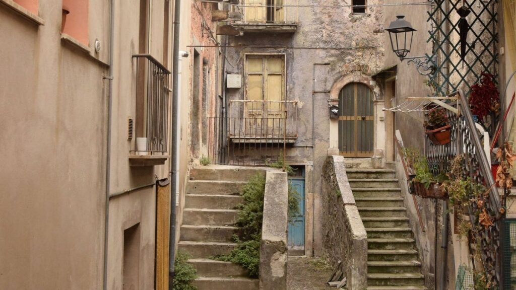 50 liralık evler peynir ekmek gibi sattı: Komşu köylere de sıçradı