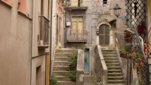 50 liralık evler peynir ekmek gibi sattı: Komşu köylere de sıçradı