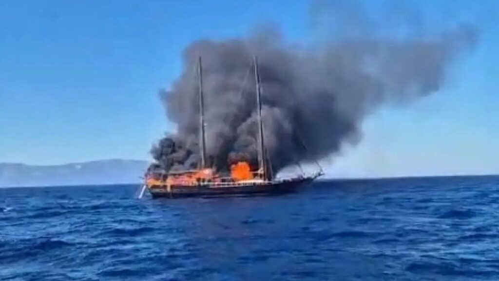 Bodrum açıklarında tur teknesi yanarak battı