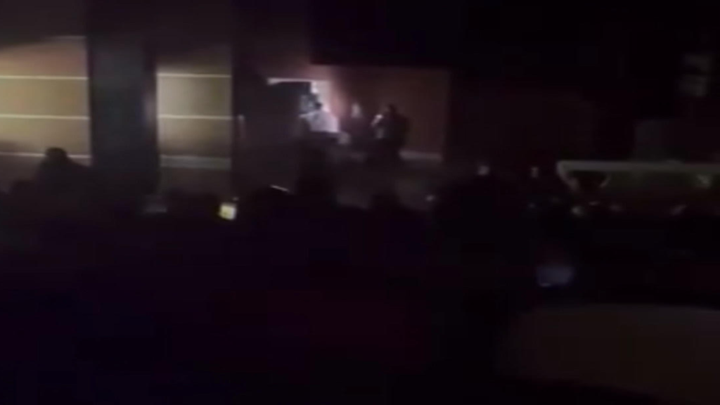 Mutluluğa ilk adımda elektrik çilesi: Salon karanlığa gömüldü