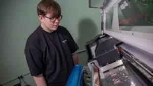 Reşit bile değil ama ayda 800 bin TL kazanıyor: Siparişlere yetişemiyor