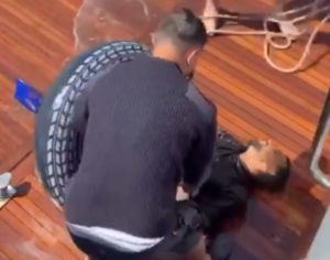 Şişme simit ve paletlerle bir ülkeden diğerine yüzerken kurtarıldı